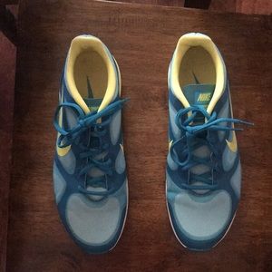 Women’s Nike shoes size 9 1/2.